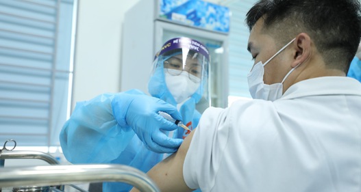 Tiêm chủng vaccine phòng COVID-19: “Tiêm đến đâu, an toàn đến đó”