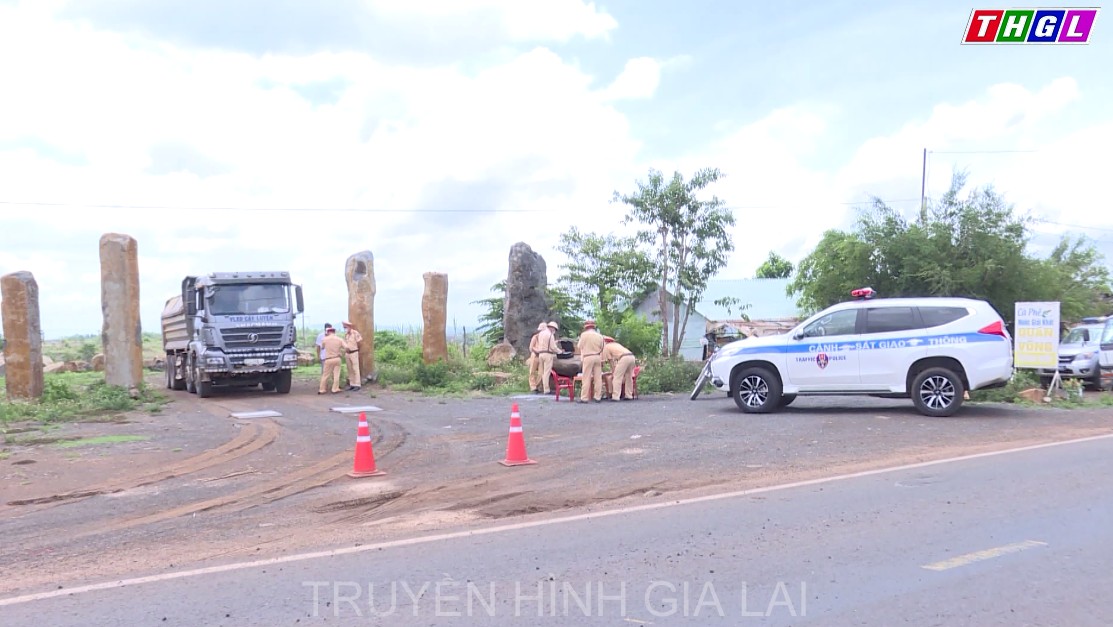 Gia Lai xử lý nghiêm xe chở cát quá khổ quá tải trên Quốc lộ 25