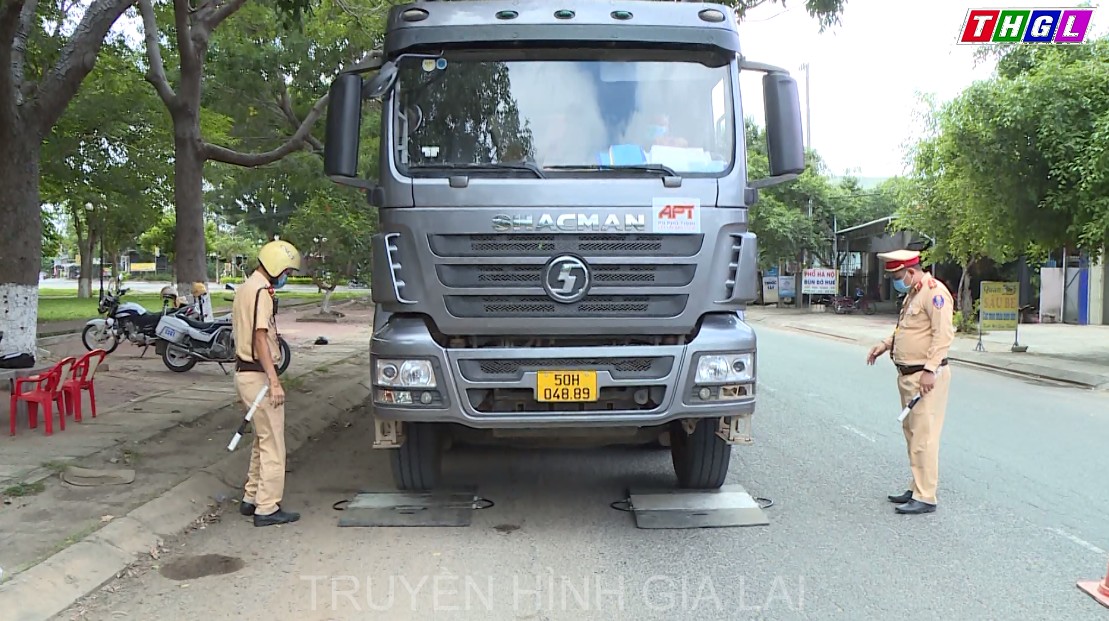 Ayun Pa huy động tối đa lực lượng xử lý xe chở vật liệu xây dựng quá tải