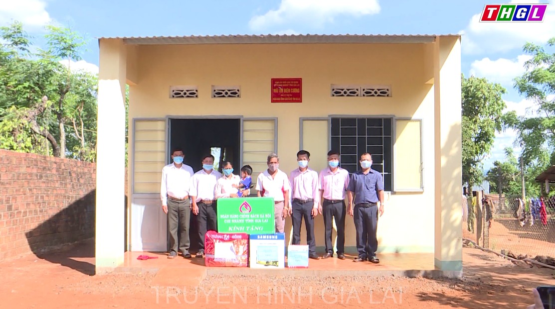 Chi nhánh Ngân hàng chính sách xã hội trao nhà “Mái ấm biên cương” cho người có công