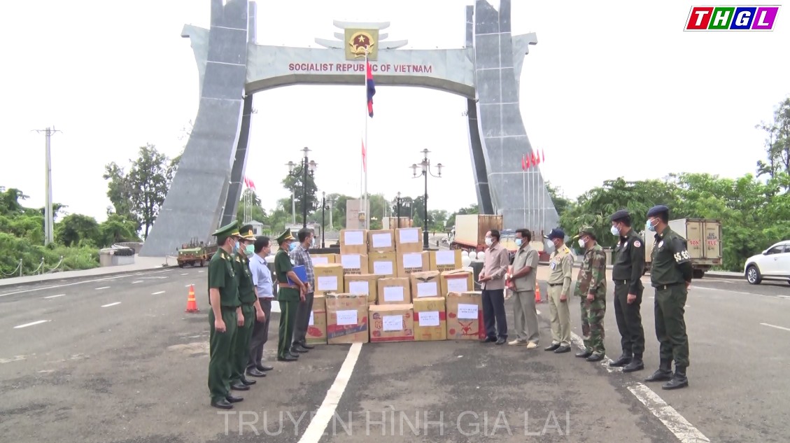 Huyện Đức Cơ hỗ trợ huyện Ozadao, tỉnh Ratanakiri (Campuchia) trang thiết bị và nhu yếu phẩm phòng chống dịch Covid-19