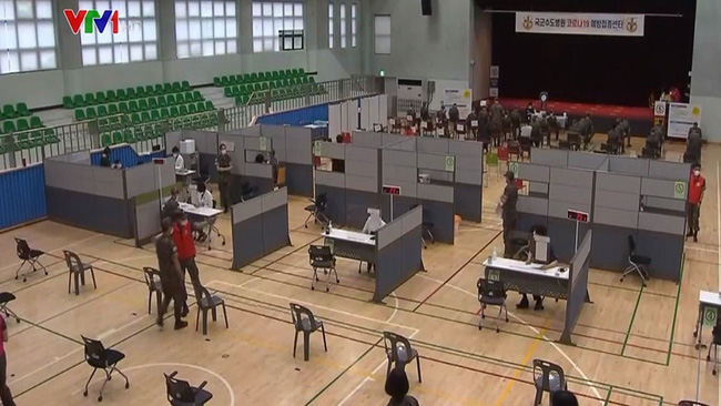 Số ca nhiễm mới vẫn cao, Hàn Quốc gia hạn giãn cách xã hội