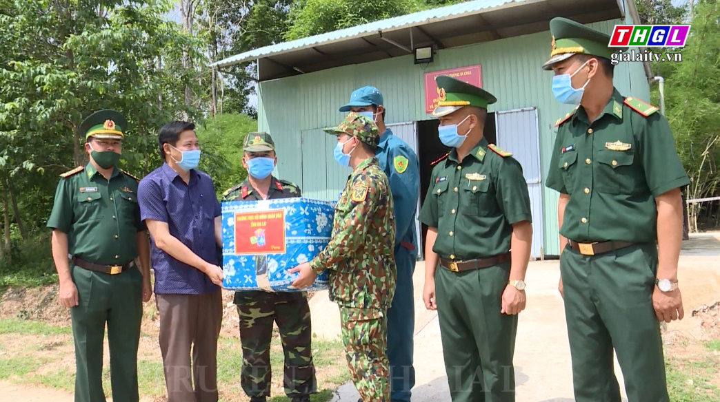 Phó Chủ tịch Thường trực HĐND tỉnh Trương Văn Đạt thăm, tặng quà các chốt kiểm soát phòng, chống dịch Covid-19 trên biên giới
