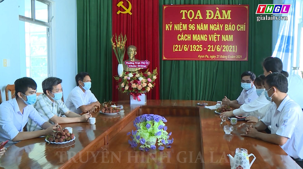 Thị ủy Ayun Pa thăm, chúc mừng Trung tâm Văn hóa-Thông tin và Thể thao thị xã Ayun Pa  nhân kỷ niệm 96 năm ngày Báo chí Cách mạng Việt Nam