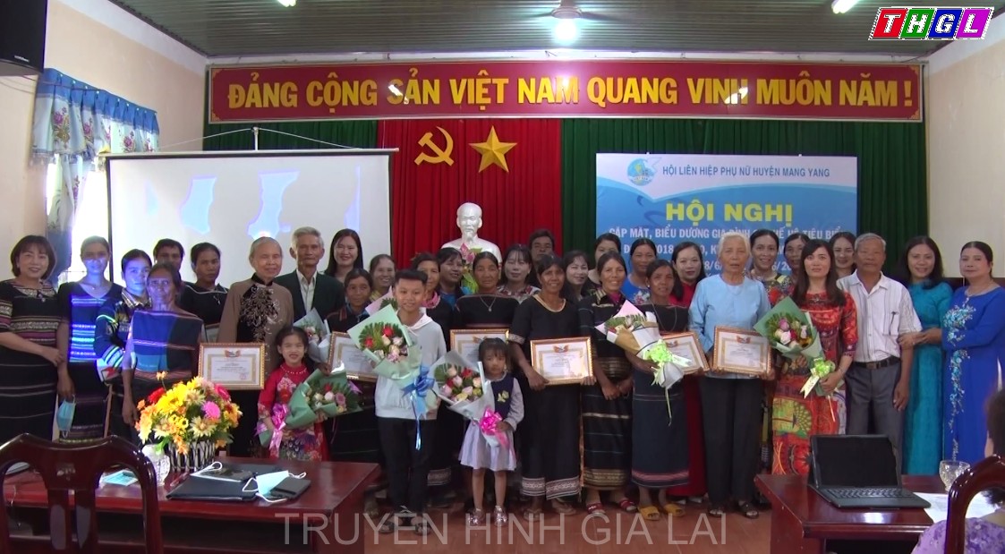 Hội LHPN huyện Mang Yang Hội nghị gặp mặt, biểu dương gia đình 3 thế hệ tiêu biểu giai đoạn 2018-2020, kỷ niệm 20 năm ngày gia đình Việt Nam   