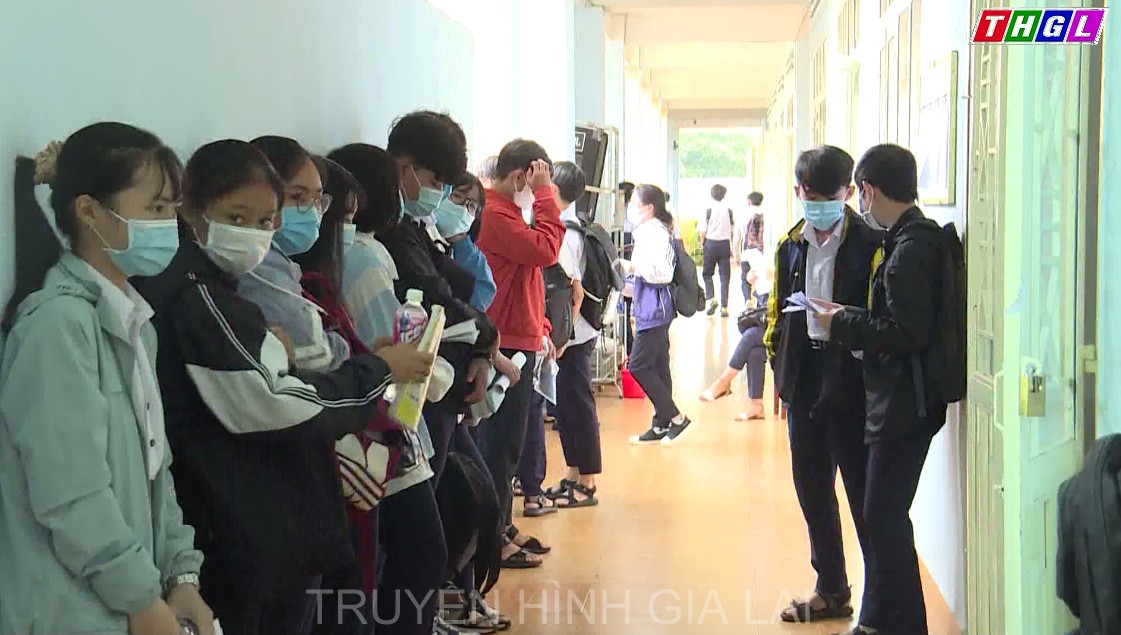 Hơn 1.000 học sinh dự thi vào lớp 10 Trường THPT Chuyên Hùng Vương