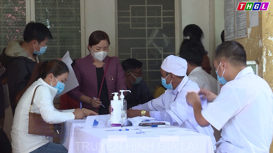 Tp. Pleiku: tiêm vắc xin phòng Covid-19 cho 983 giáo viên THPT