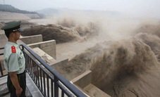 Lũ lụt nghiêm trọng ở tỉnh Hà Nam, Trung Quốc điều động binh sĩ quân đội ngăn chặn vỡ đập