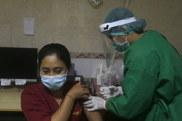 Nguy cơ làn sóng COVID-19 mới tại Ấn Độ, số ca mắc mới và tử vong/ngày tăng mạnh ở các nước ASEAN