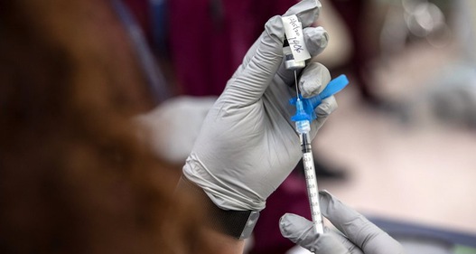 Nghịch lý vaccine mũi củng cố và mũi đầu tiên: Nỗi niềm người thừa, kẻ thiếu!