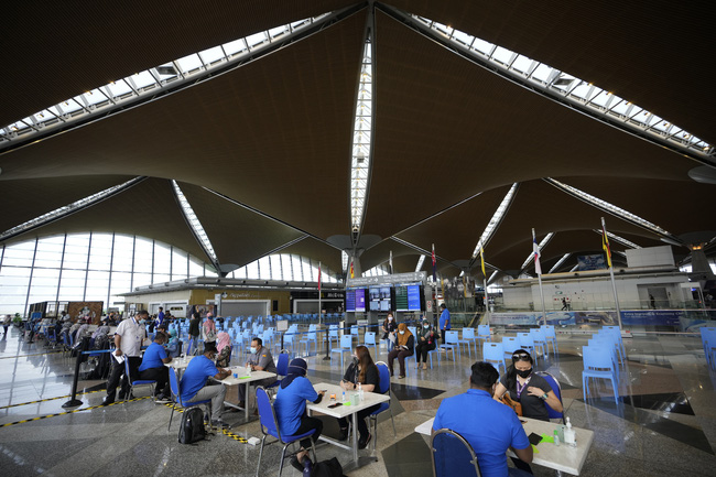 Malaysia ghi nhận số ca tử vong cao nhất từ đầu dịch, Singapore đóng cửa các chợ