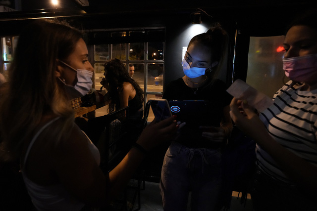 Singapore có số ca mắc mới lập đỉnh 3 ngày liên tiếp, châu Âu vượt 50 triệu người nhiễm COVID-19