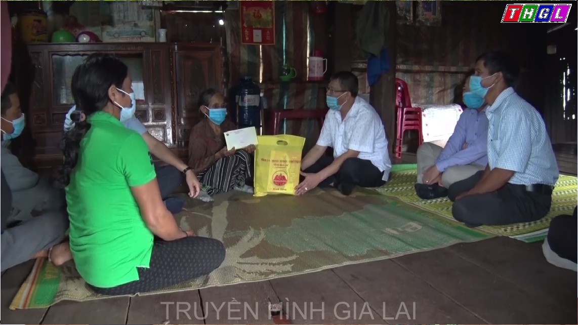 Đồng chí Thái Thanh Bình- Ủy viên Ban Thường vụ Tỉnh ủy, Chủ nhiệm UBKT Tỉnh ủy thăm, tặng quà gia đình người có công tại huyện Chư Păh