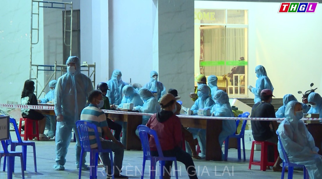 CDC Gia Lai lấy mẫu xét nghiệm Covid-19 tại chợ Đêm TP. Pleiku