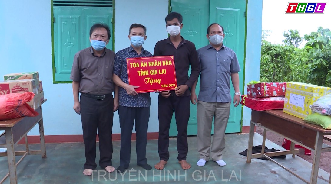 Phó Bí thư Tỉnh ủy Rah Lan Chung trao nhà tình nghĩa và quà cho hộ nghèo tại Chư Pưh và Chư Sê