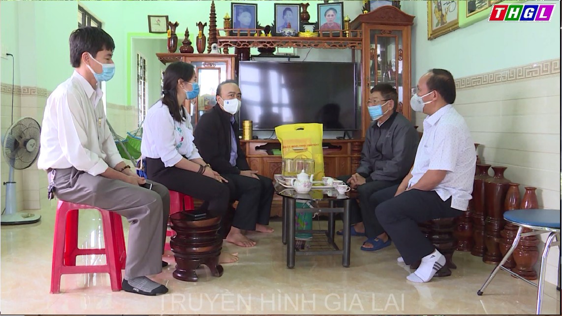 Phó Bí thư Tỉnh ủy Rah Lan Chung thăm tặng quà 27/ 7 tại huyện Chư Sê