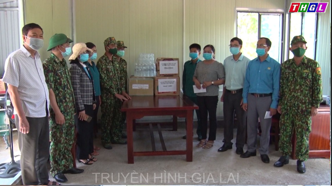 Lãnh đạo huyện Chư Prông thăm, tặng quà các chốt kiểm soát dịch Covid-19 tại các tuyến biên giới của huyện