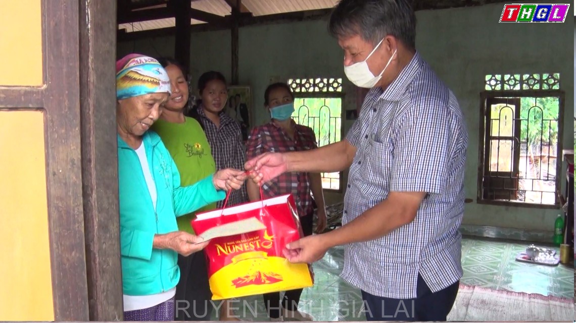 Huyện Chư Prông đến thăm, tặng quà gia đình thương binh, liệt sỹ khó khăn trên địa bàn.