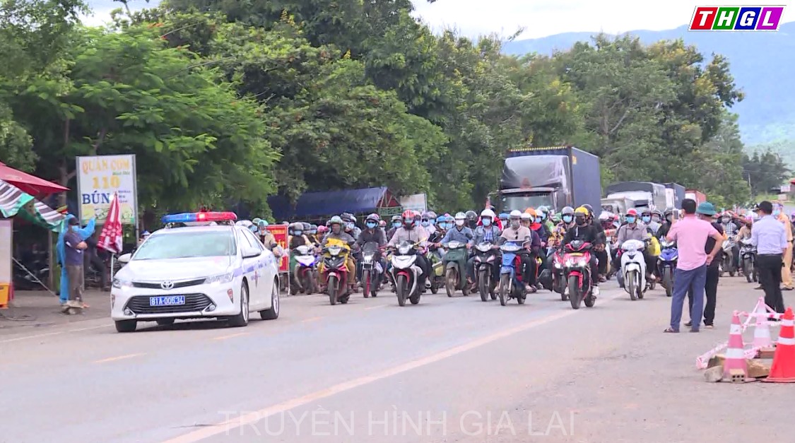 Công an tỉnh Gia Lai hộ tống người dân về từ vùng dịch lưu thông qua địa bàn tỉnh