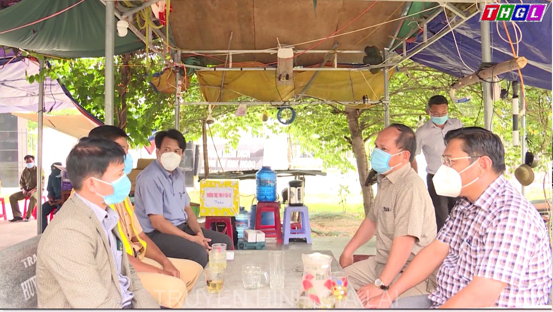 Đồng chí Rah Lan Chung – Phó Bí thư Tỉnh uỷ, Trưởng ban Nội chính Tỉnh uỷ thăm và tặng quà các Chốt kiểm soát phòng, chống dịch bệnh Covid-19