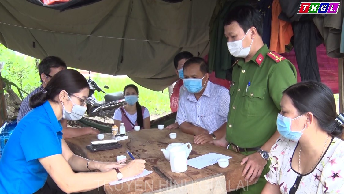 UBMTTQ Việt Nam huyện Đức Cơ đi thăm, tặng quà động viên các lực lượng đang làm nhiệm vụ tại các chốt kiểm soát phòng-chống dịch Covid-19