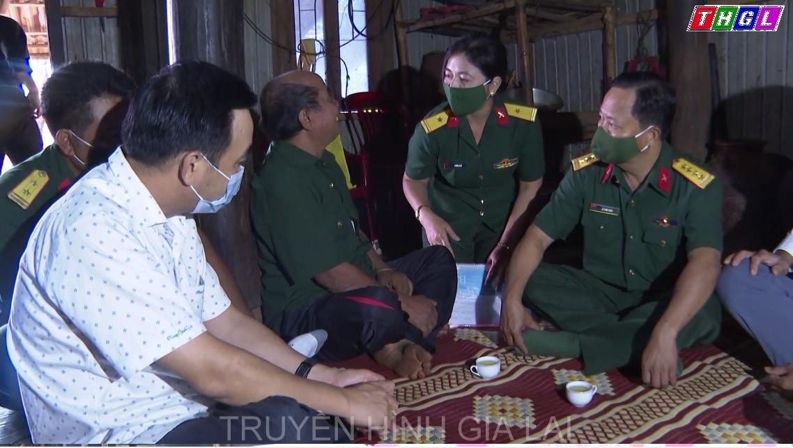 Đại tá Lê Kim Giàu thăm, tặng quà các gia đình có công tiêu biểu trên địa bàn 2 huyện Kông Chro và Đức Cơ