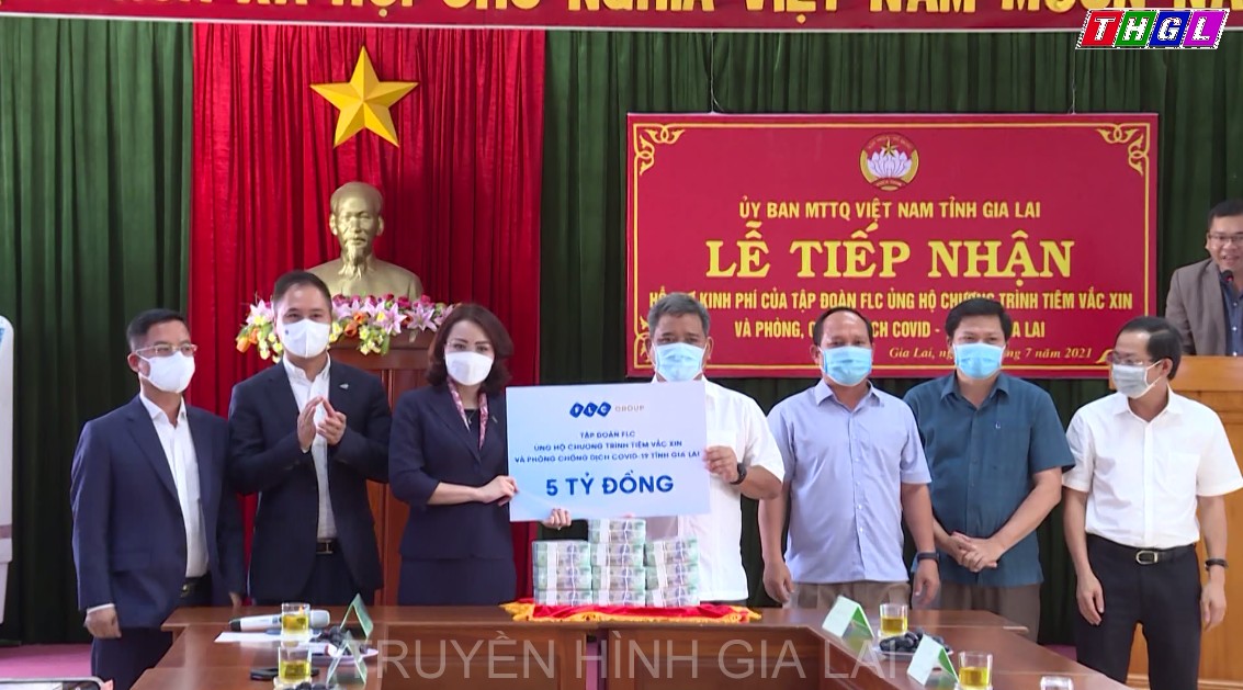 Ủy ban Mặt trận Tổ Quốc Việt Nam tỉnh Gia Lai tiếp nhận kinh phí của Tập đoàn FLC ủng hộ Chương trình tiêm vắc xin và phòng, chống dịch Covid- 19
