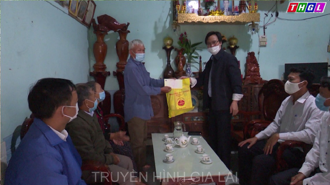 Chủ tịch UBND huyện Ia Grai trao 5 suất quà của tỉnh cho các gia đình chính sách, có công cách mạng trên địa bàn huyện