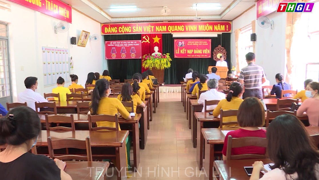 Chi bộ Trường THPT Pleiku tổ chức Lễ Kết nạp Đảng viên mới