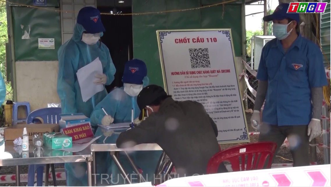 Tặng Bằng khen cho Bí thư Huyện đoàn có thành tích trong phòng, chống dịch Covid-19