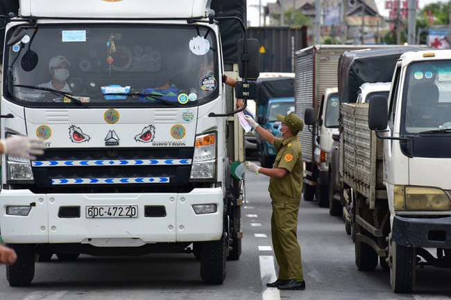 Phó Thủ tướng: Không kiểm tra xe chở hàng thiết yếu, lương thực phục vụ vùng dịch