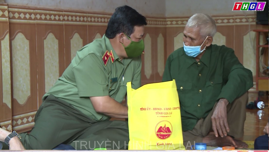 Giám đốc Công an tỉnh thăm tặng quà gia đình thương bệnh binh