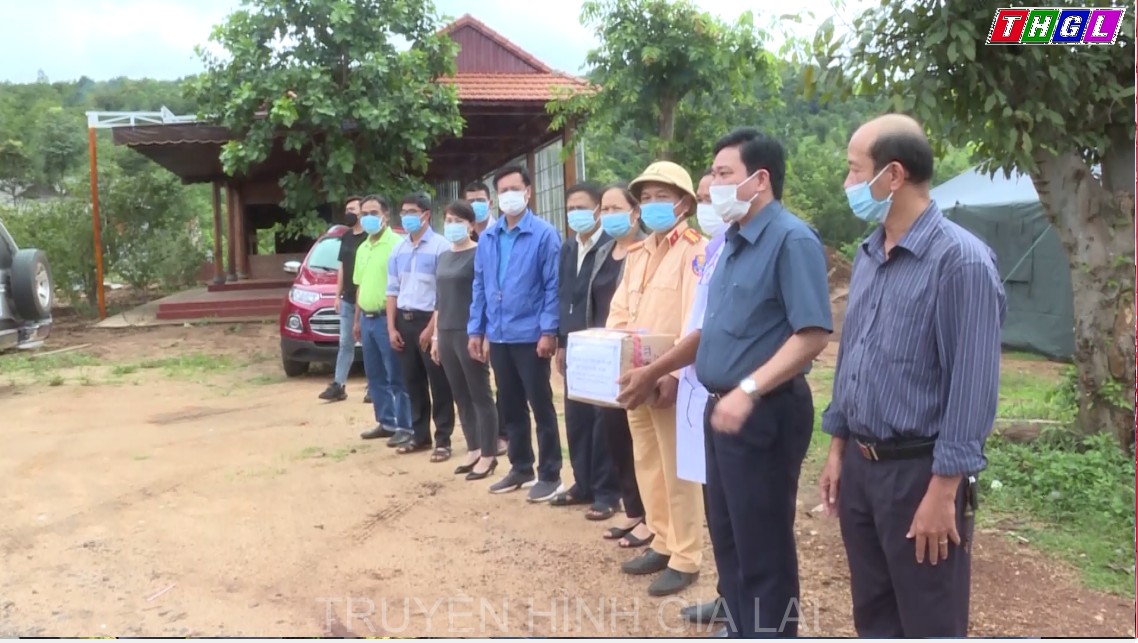 Lãnh đạo huyện Chư Păh thăm, tặng quà lực lượng làm nhiệm vụ tại chốt kiểm soát dịch Covid-19