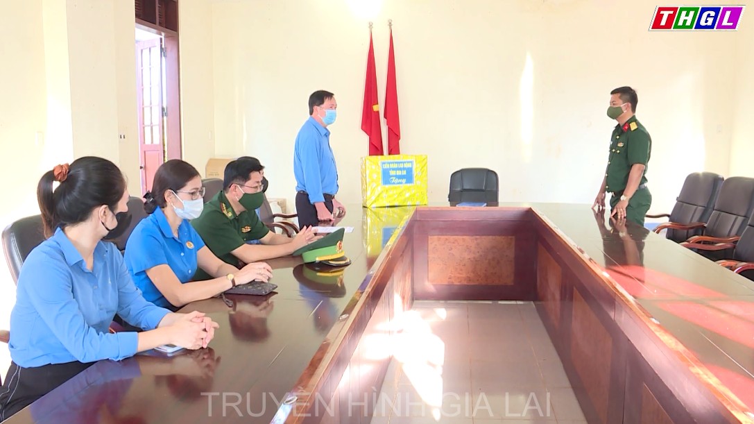 Liên đoàn Lao động tỉnh Gia Lai thăm, tặng quà các chốt kiểm soát dịch tại khu vực biên giới