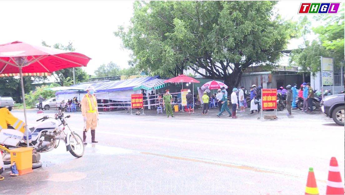 Lượng người từ vùng dịch tiếp tục tràn về Gia Lai qua chốt cầu 110