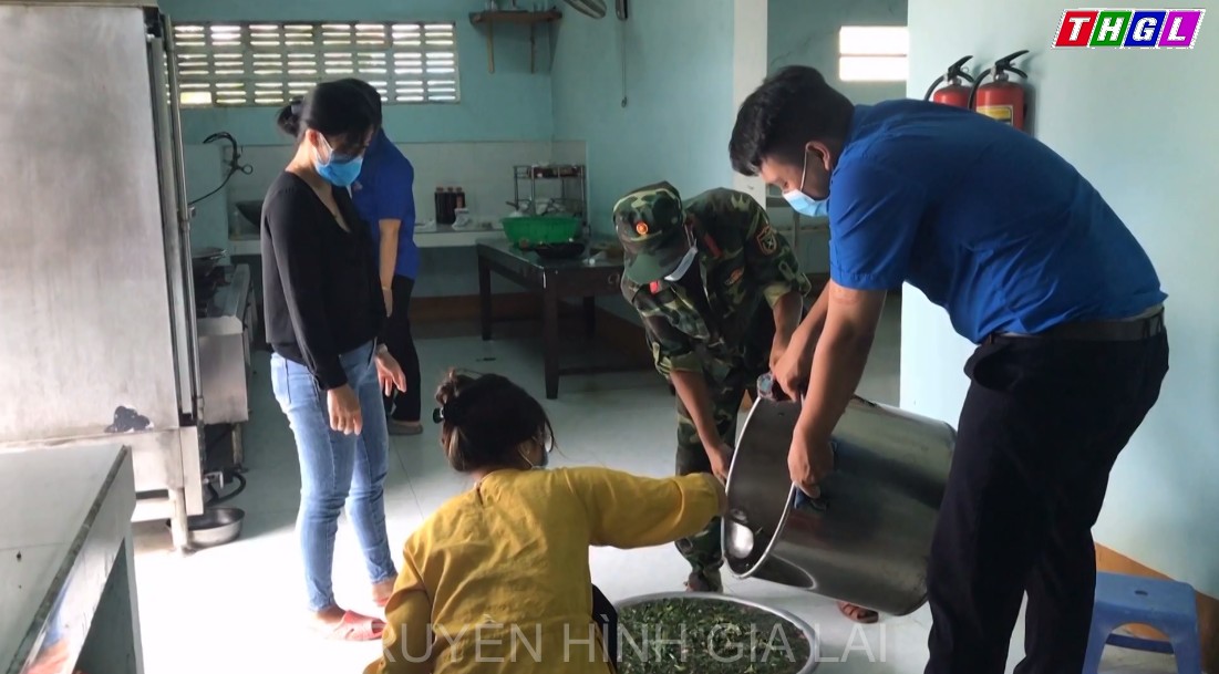 Những anh nuôi, chị nuôi trong khu cách ly tập trung