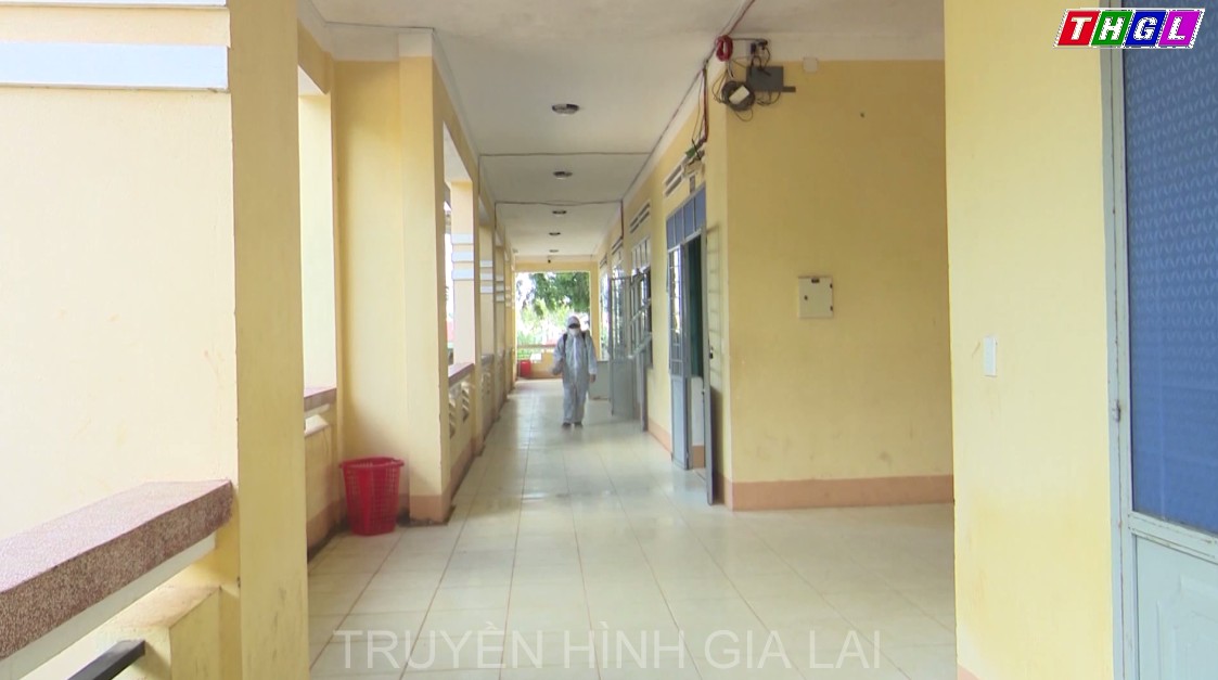 Pleiku phun tiêu độc, khử trùng, vệ sinh môi trường tại các điểm thi Tốt nghiệp THPT năm 2021