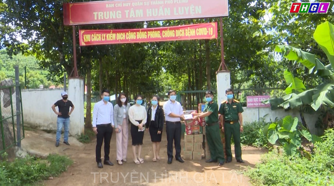 Tặng quà tại khu cách ly y tế tập trung thuộc trung tâm Huấn luyện thành phố Pleiku