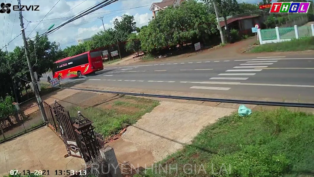 Tai nạn giao thông giữa xe khách và xe mô tô khiến 1 người tử vong