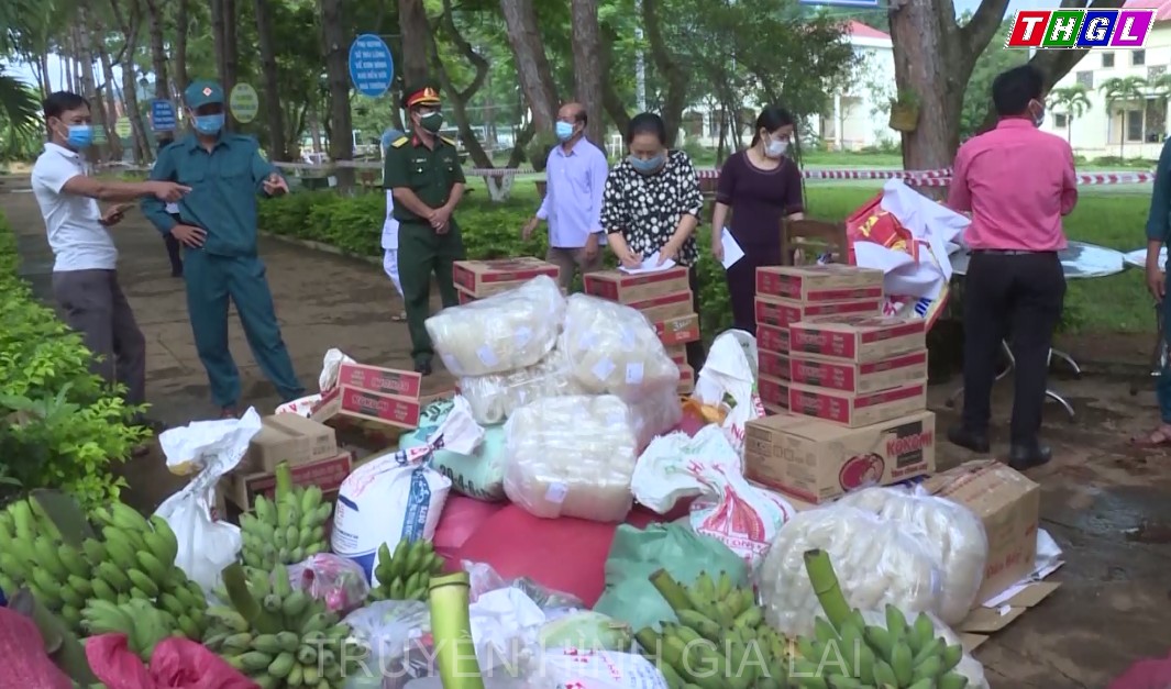 Ủy ban MTTQ huyện Chư Păh tặng quà khu cách ly tập trung của huyện và cán bộ y tế làm nhiệm vụ tuyến đầu