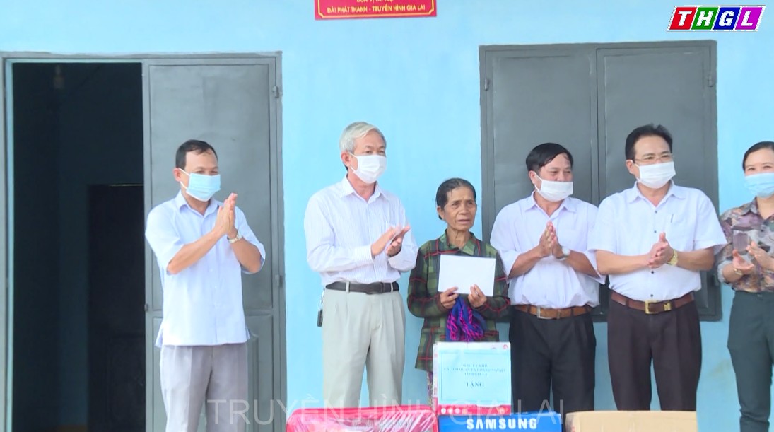 Trao 3 căn nhà “Mái ấm biên cương”