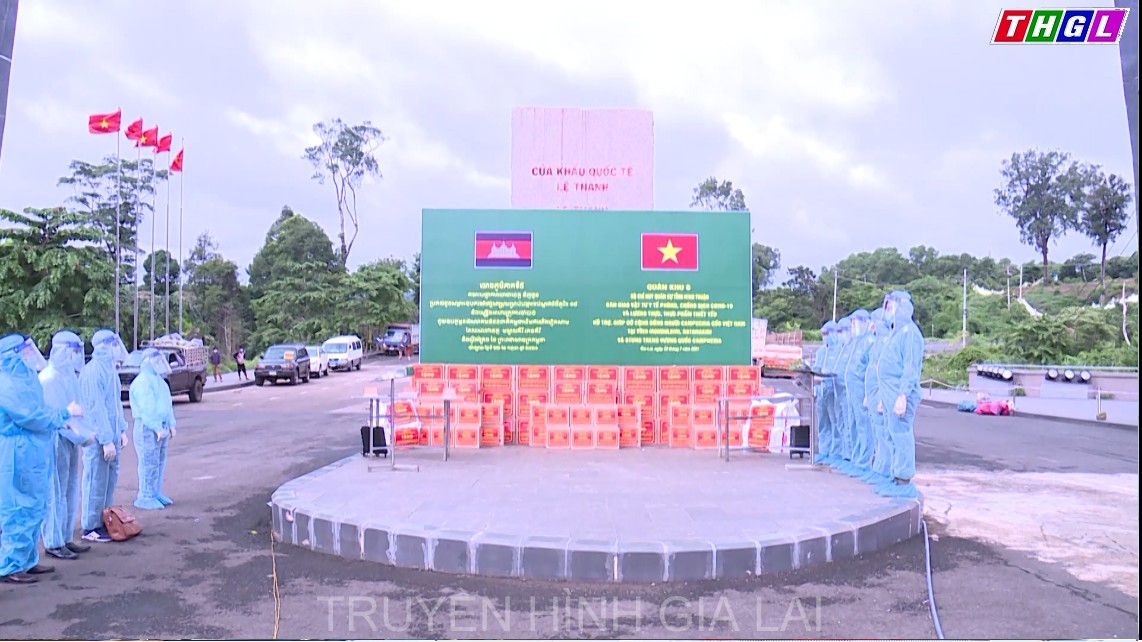 Tặng vật tư y tế và nhu yếu phẩm cho cộng đồng người Campuchia gốc Việt đang sinh sống tại Campuchia