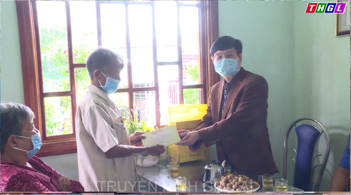 Đồng chí Huỳnh Quang Thái thăm, tặng quà cho các gia đình chính sách và người có công trên địa bàn thị xã An Khê