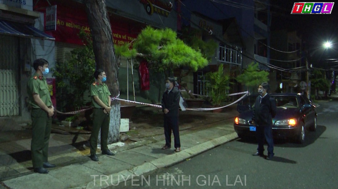 Chủ tịch UBND thành phố Pleiku thăm, động viên lực lượng làm nhiệm vụ tại chốt phong tỏa