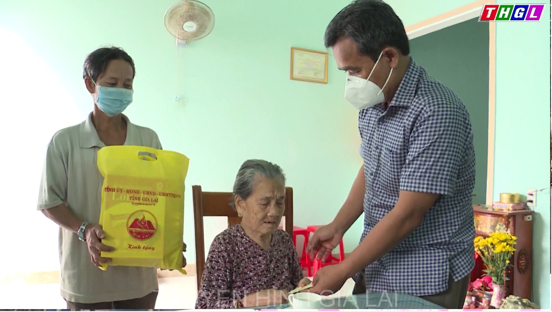 Bí thư Tỉnh ủy Hồ Văn Niên thăm, tặng quà các Mẹ Việt Nam Anh hùng ở TP.Pleiku