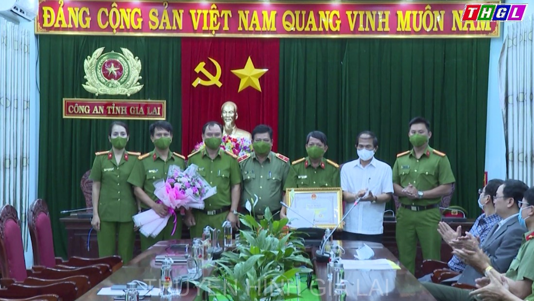 Chủ tịch UBND tỉnh tặng Bằng khen Phòng Cảnh sát điều tra tội phạm về ma túy