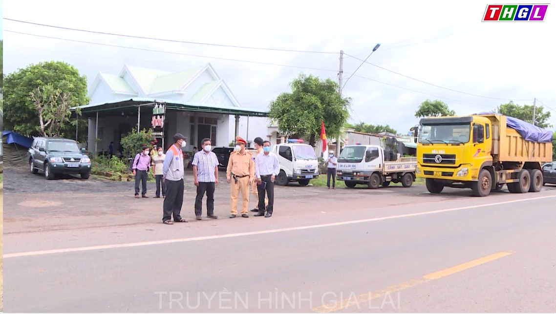 Đồng chí Bí thư Tỉnh ủy kiểm tra, động viên các lực lượng làm nhiệm vụ tại Chốt kiểm soát phòng, chống dịch bệnh Covid-19 khu vực cầu 110 (huyện Chư Pưh )