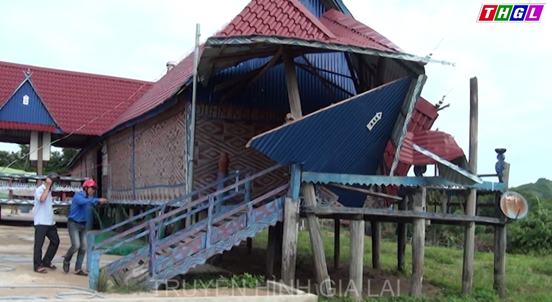 Kông Chro: 15 nhà dân bị tốc mái