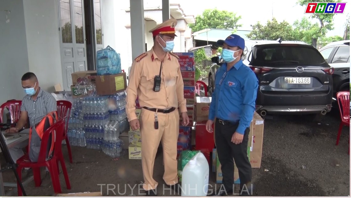 Tỉnh Đoàn Gia Lai trao tặng vật dụng y tế cho chốt kiểm soát phòng-chống dịch Covid-19