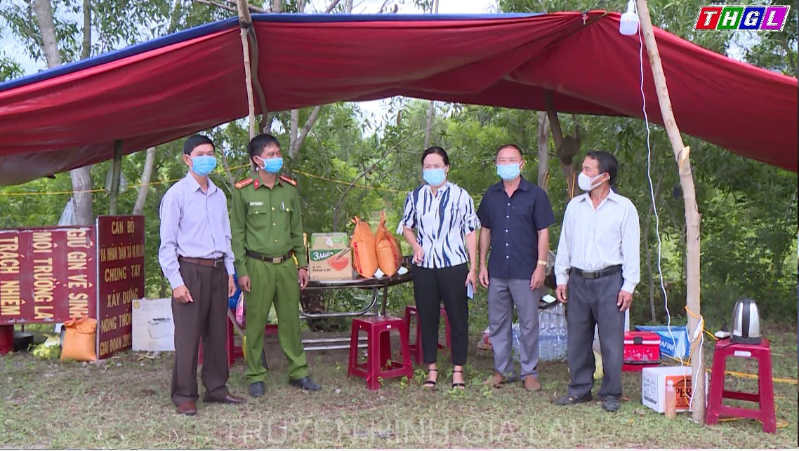 Uỷ ban Mặt trận Tổ quốc Việt Nam huyện Krông Pa thăm, tặng quà tại các chốt kiểm soát dịch Covid-19